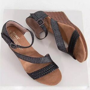 TOMS | Clarissa Wedge Sandal in Black Metallic Linen Size 9.5US